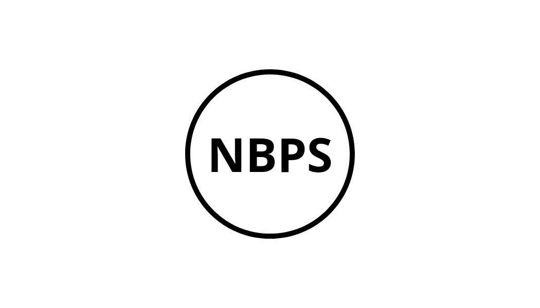 Czarno-białe logo NBPS w okręgu na białym tle.