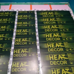 Rolka folii grzewczej Heat Decor HD-EPL, widoczne warstwy ochronne i nadrukowane logo, gotowa do montażu.