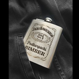 Piersiówki z własnym grawerem