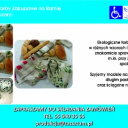 Lniane torby na zakupy z różnymi wzorami, obok pieczywo: bagietka, bułki, chleb, kompozycja na jasnym tle.