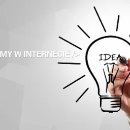 Ręka rysuje żarówkę z napisem IDEA na tle napisu <KREUJEMY W INTERNECIE/> i geometrycznego wzoru.