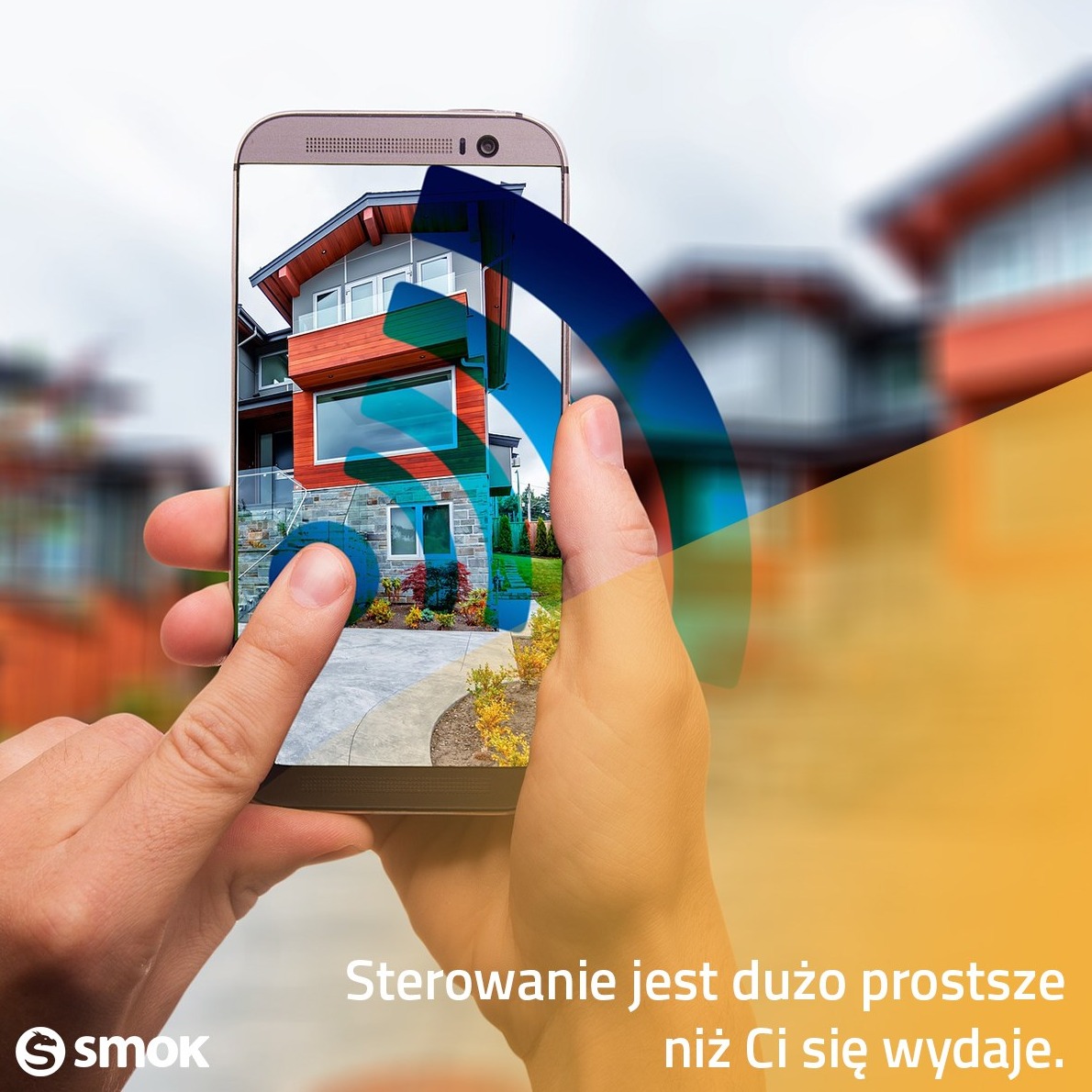 Dłonie trzymają smartfon wyświetlający zdjęcie nowoczesnego domu z elementami sterowania aplikacją, nakładka graficzna symbolizuje połączenie bezprzewodowe.