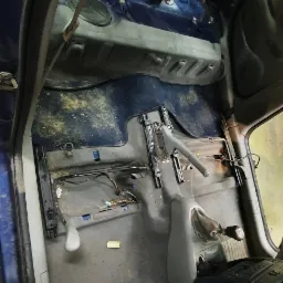 Jeden z samochodów przed czyszczeniem