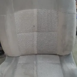 Fotel podczas prania ekstrakcyjnego, specjalnym odkurzaczem nabiera nowego blasku