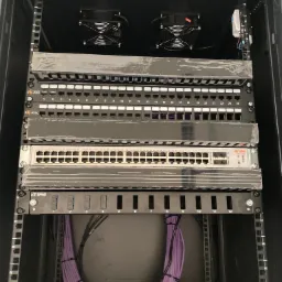 Składanie szaf serwerowych rack