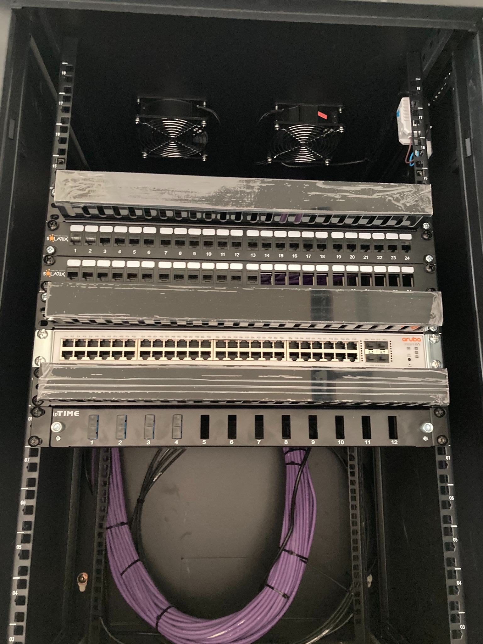 Składanie szaf serwerowych rack