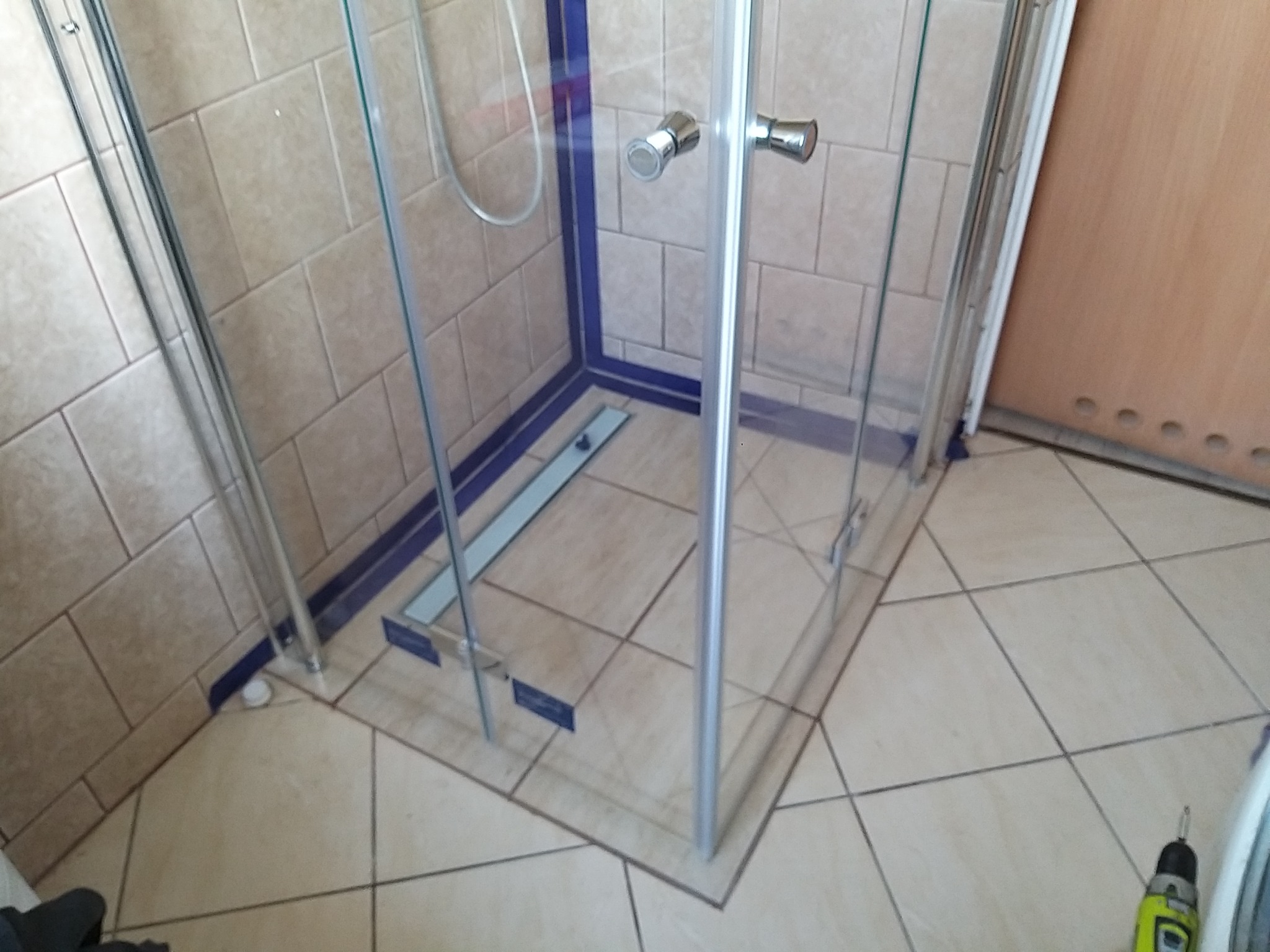 Brodzik z płytek ze spadem i szklana kabina