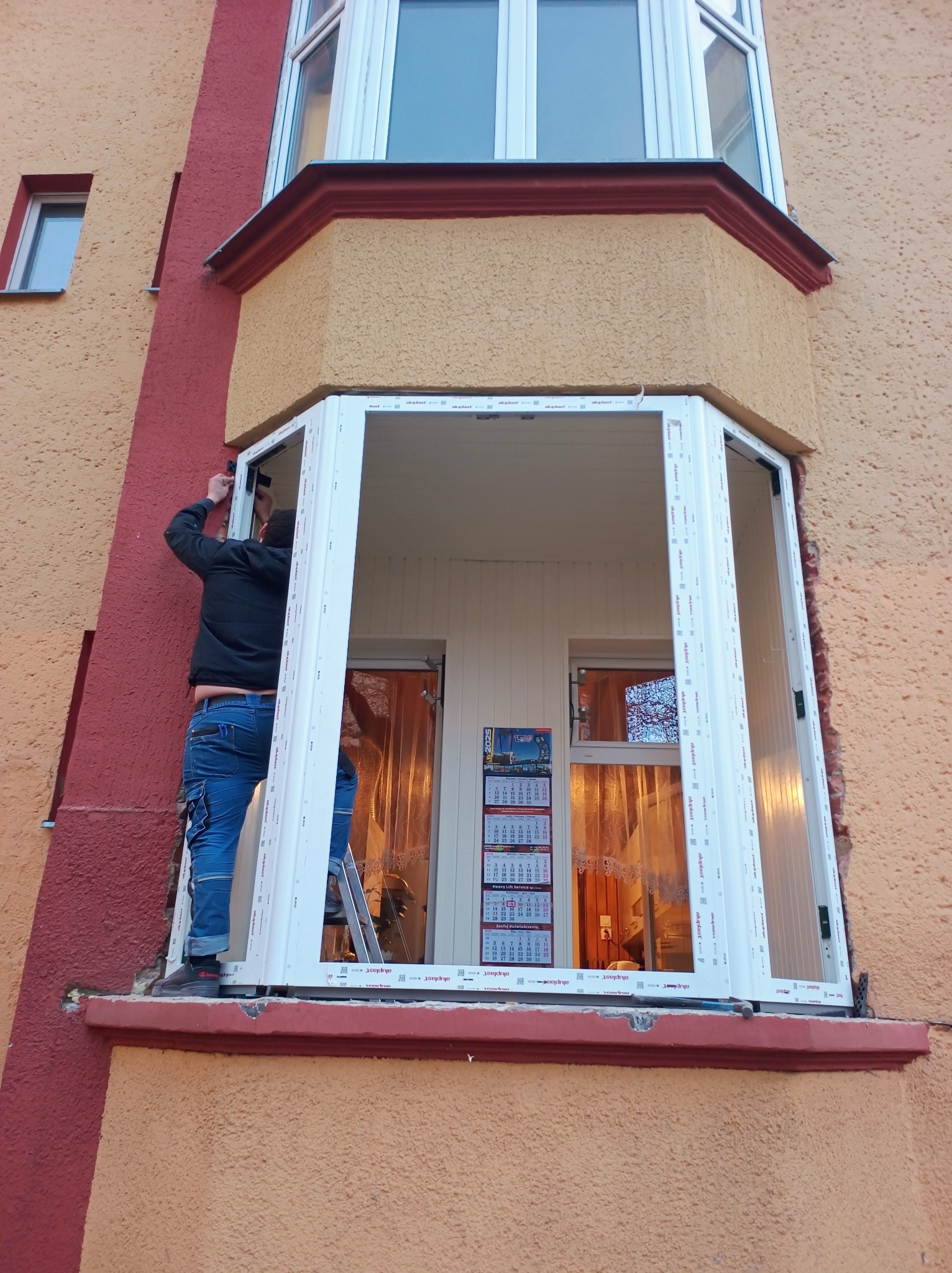 Montaż okien balkonowych