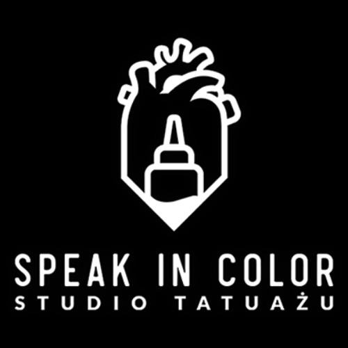 Logo studia tatuażu 'Speak in Color' z motywem serca i butelki z tuszem w minimalistycznym stylu na czarnym tle.