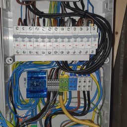Intertech Krzysztof Łach - Rozdzielnia elektryczna z zamontowanymi bezpiecznikami Eaton, okablowaniem o różnych kolorach i modułem LCTEC, widoczne połączenia i przyłącza.