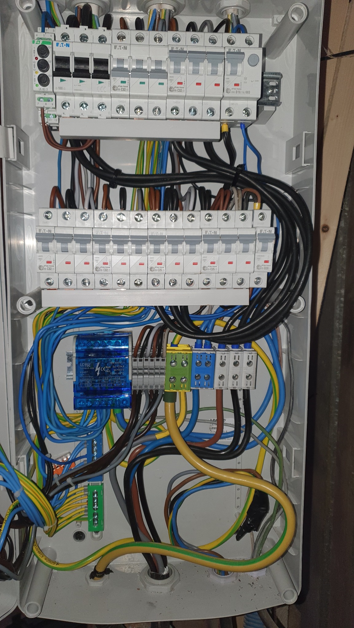 Rozdzielnia elektryczna z zamontowanymi bezpiecznikami Eaton, okablowaniem o różnych kolorach i modułem LCTEC, widoczne połączenia i przyłącza.