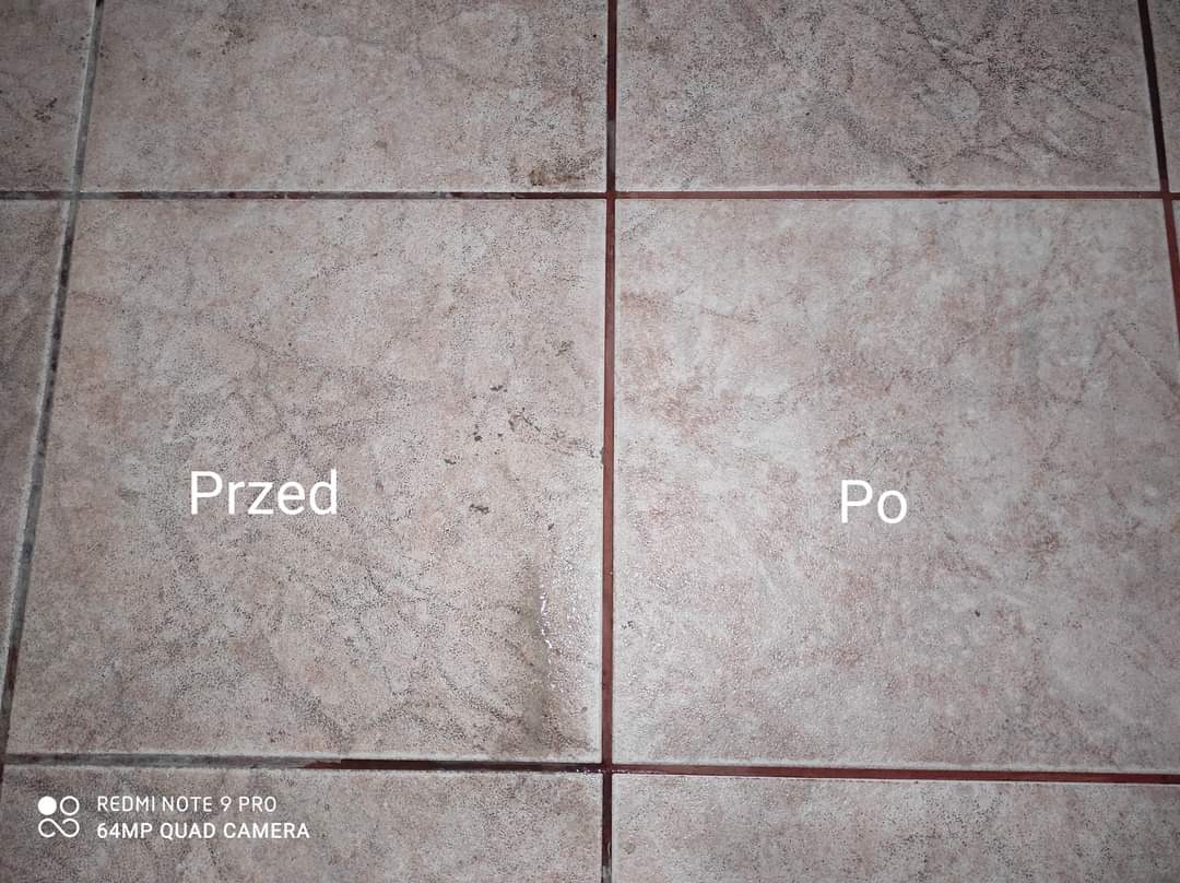 Porównanie czystości płytek podłogowych: fragment podłogi z płytek beżowych, lewa strona oznaczona jako 'Przed' z widocznymi zabrudzeniami i zaciekami, prawa strona oznaczona jako 'Po' po...