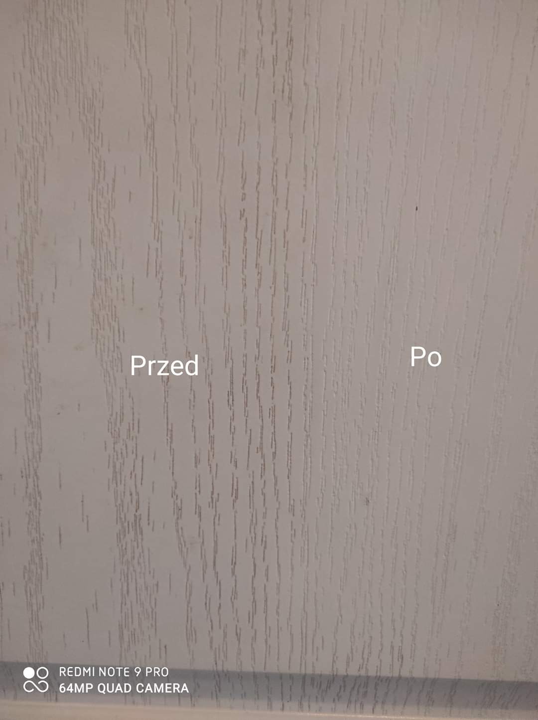 Powierzchnia drewnopodobna z widocznym napisem 'Przed' po lewej i 'Po' po prawej, ukazująca efekt czyszczenia lub renowacji.