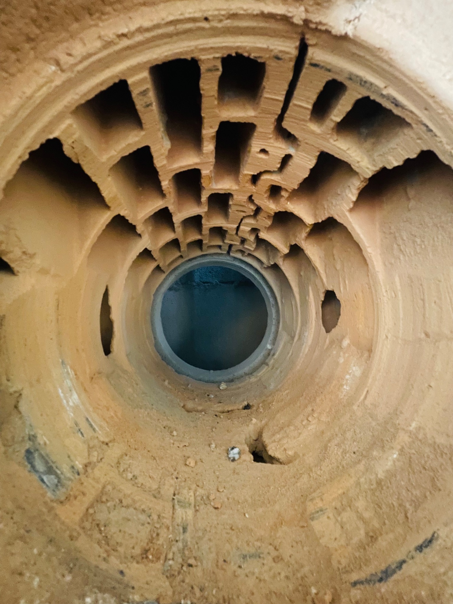 na zdjęciu widzimy precyzyjnie wykonany odwiert w ścianie z popularnej cegły dziurawki