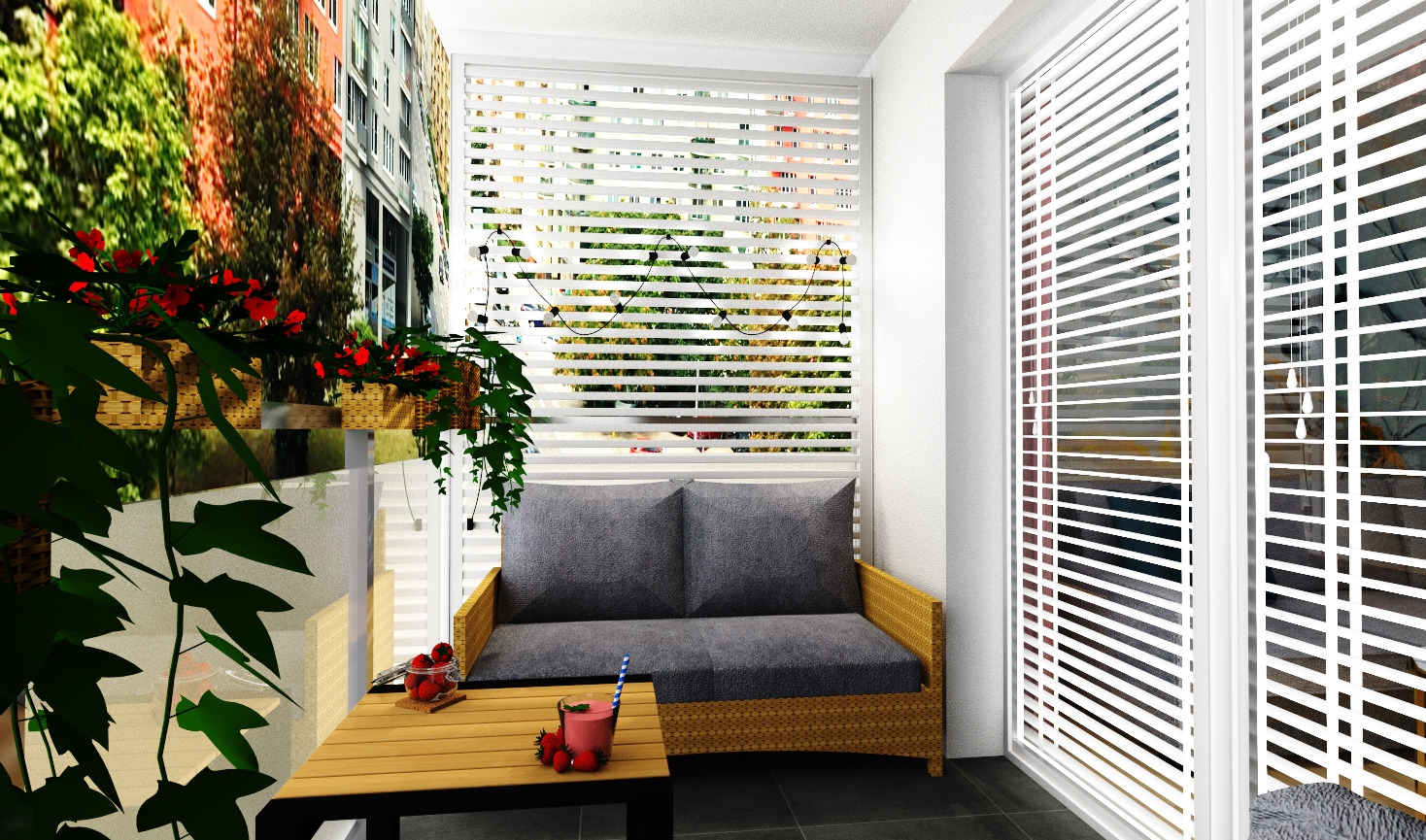 Aranżacja balkonu z rattanową sofą, drewnianym stolikiem z truskawkami i smoothie, kwiatami w wiszących donicach i żaluzjami.