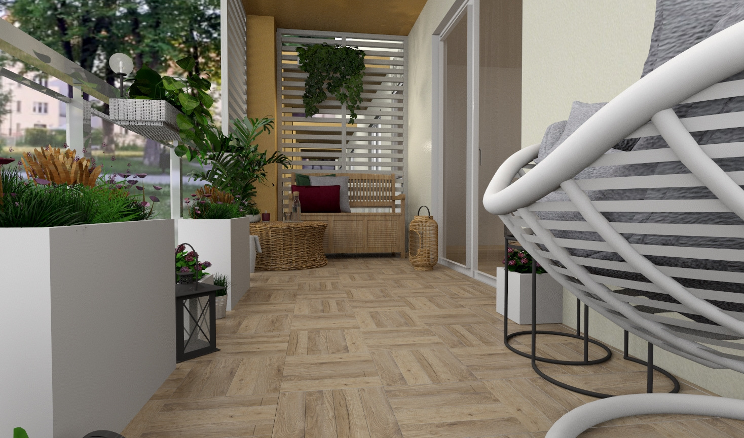 Zadaszony balkon z drewnianą podłogą, roślinami w donicach, wiklinowym koszem, rattanową ławką i wiszącym krzesłem z poduszkami.