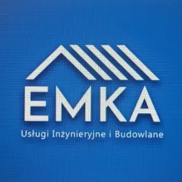 Logo firmy EMKA świadczącej usługi inżynieryjne i budowlane, stylizowane na kształt dachu domu, na jednolitym, niebieskim tle.