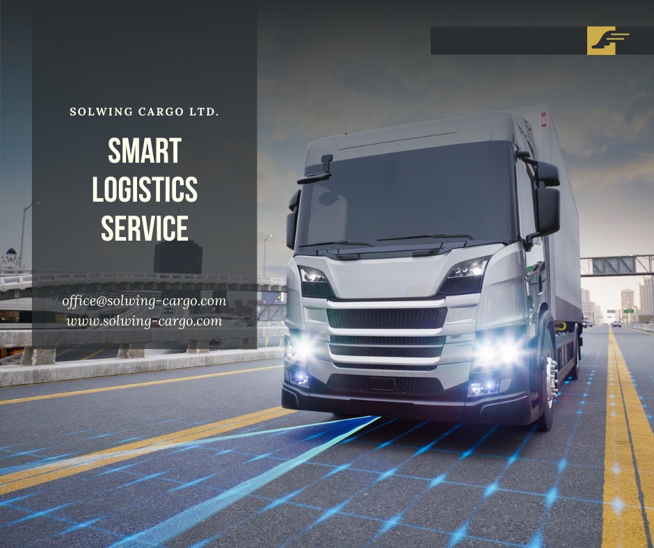 Nowoczesna ciężarówka z naczepą na autostradzie z efektem wizualnym generującym niebieskie linie na asfalcie, w tle panorama miasta i logo firmy w prawym górnym rogu.