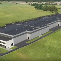 Wizualizacja zewnętrzna rozległego, nowoczesnego magazynu z parkingiem dla samochodów osobowych i przestrzenią dla kontenerów, otoczonego rozległymi, zielonymi terenami trawiastymi.