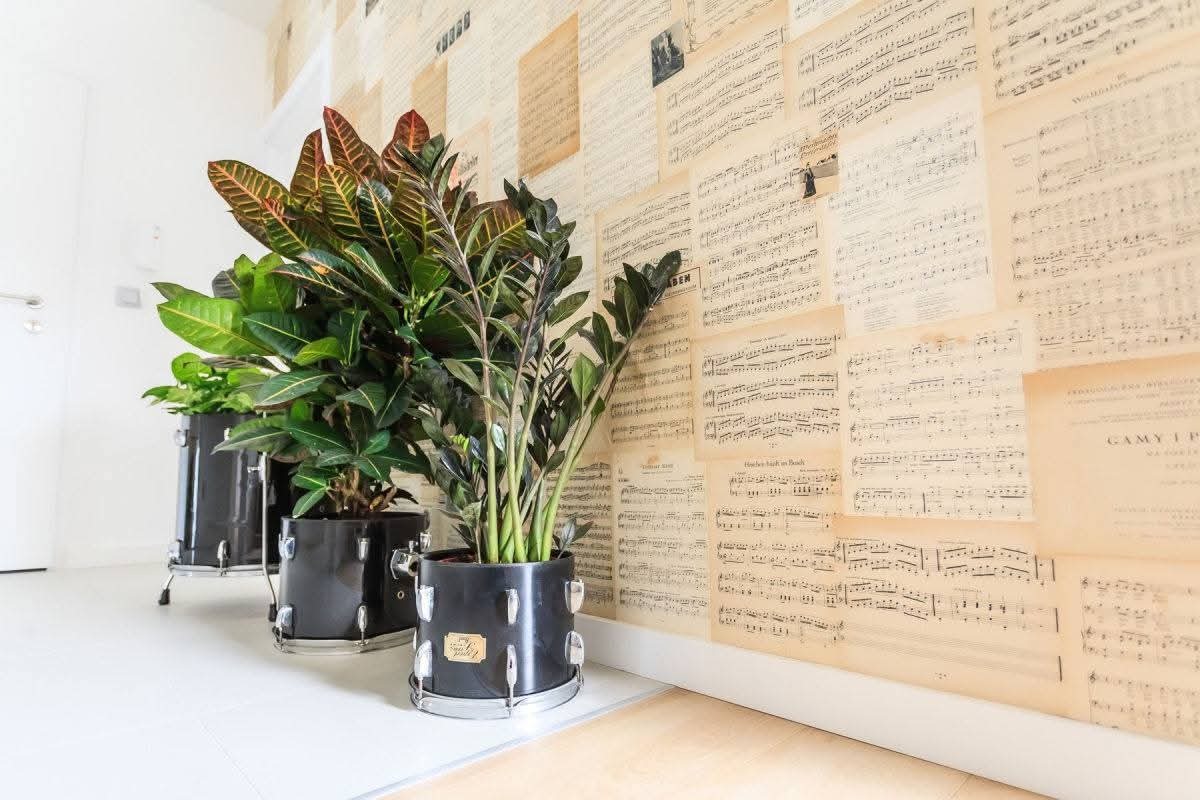 Dekoracja scienna z prawdziwych zeszutow nutowych