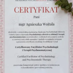 Certyfikat Akademii Psychobiologii Zdrowia dla mgr Agnieszki Wojtala, potwierdzający kwalifikacje w zakresie psychobiologii zdrowia i terapii psychosomatycznej, ozdobiony czerwoną różą.