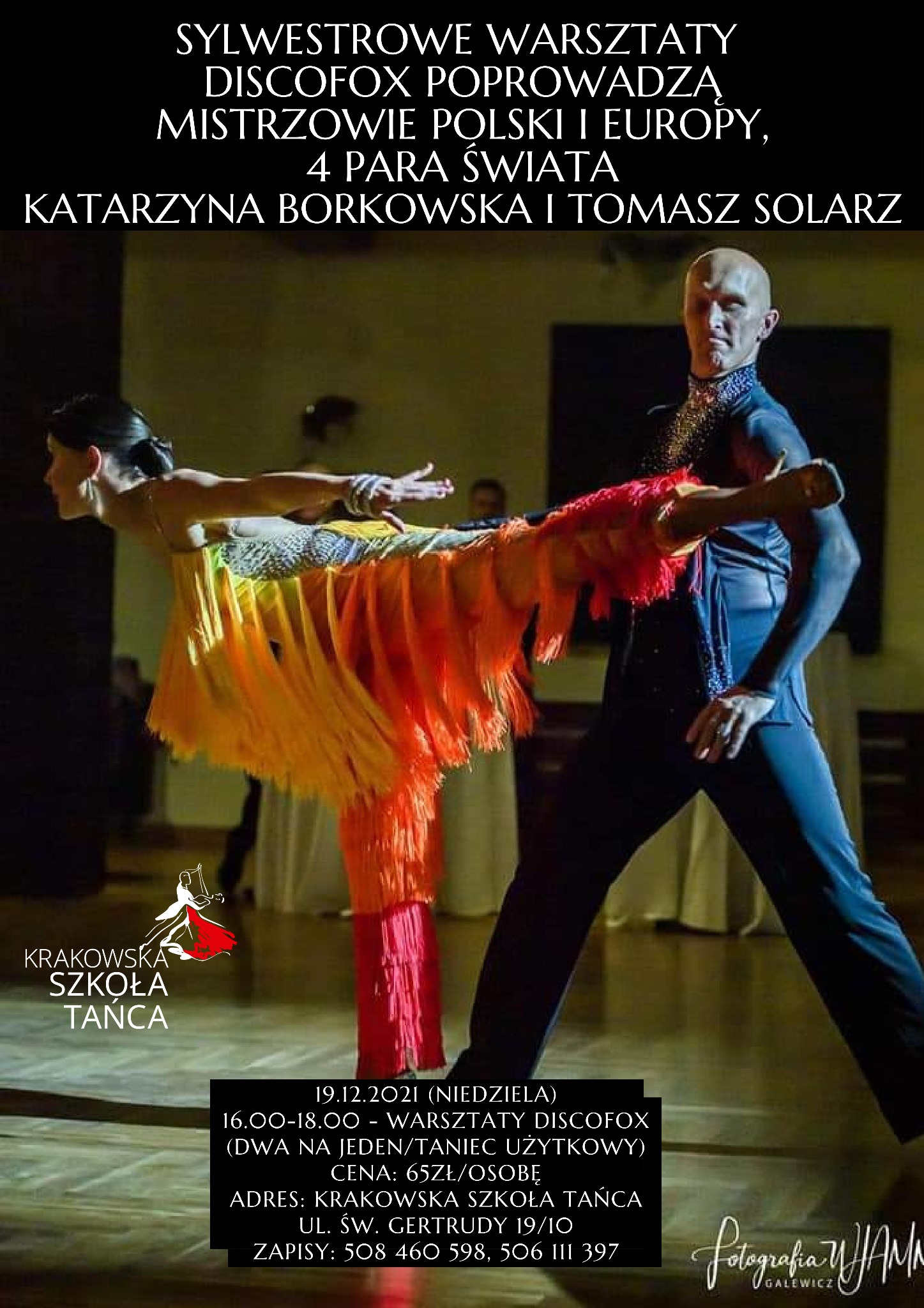 Tancerze w dynamicznej pozie podczas disco foxa; kobieta w sukience z frędzlami w odcieniach pomarańczy i żółci, mężczyzna w czarnym stroju tanecznym, sylwetki na tle plakatu informującego...