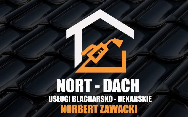 Logo firmy dekarskiej Nort-Dach na tle czarnej dachówki, przedstawiające stylizowany dom z pistoletem do pianki w środku.