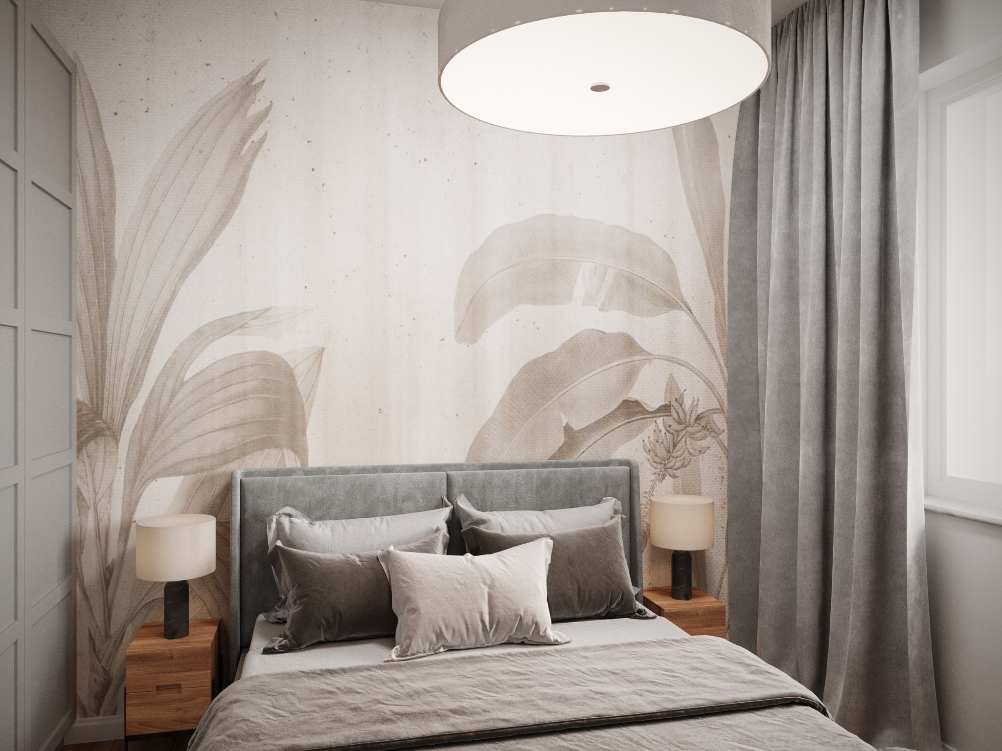 Neutralna sypialnia z tapetą w motywy roślinne, szarą pościelą i zasłonami, oświetlona okrągłą lampą sufitową i lampkami nocnymi na drewnianych szafkach.