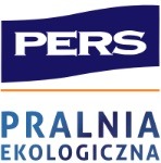Logo firmy PERS Pralnia Ekologiczna. Napis 'PERS' w kolorze białym na granatowym tle, poniżej cienka pomarańczowa linia, a następnie napis 'PRALNIA EKOLOGICZNA' w kolorze niebiesko-zielonym.