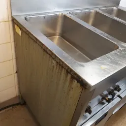 Generalne sprzątanie w restauracyjnej kuchni