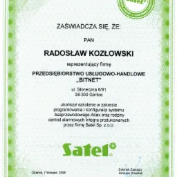 Skan certyfikatu ukończenia szkolenia z zakresu programowania i konfiguracji systemów alarmowych Abax i Integra firmy Satel dla Radosława Kozłowskiego z firmy BITNET, wydany w Gdańsku w 2006 roku.
