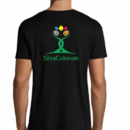 Czarna koszulka z nadrukiem logo firmy SilvaColorum na plecach mężczyzny, widok z tyłu. Logo w kształcie drzewa z kolorowymi liśćmi.