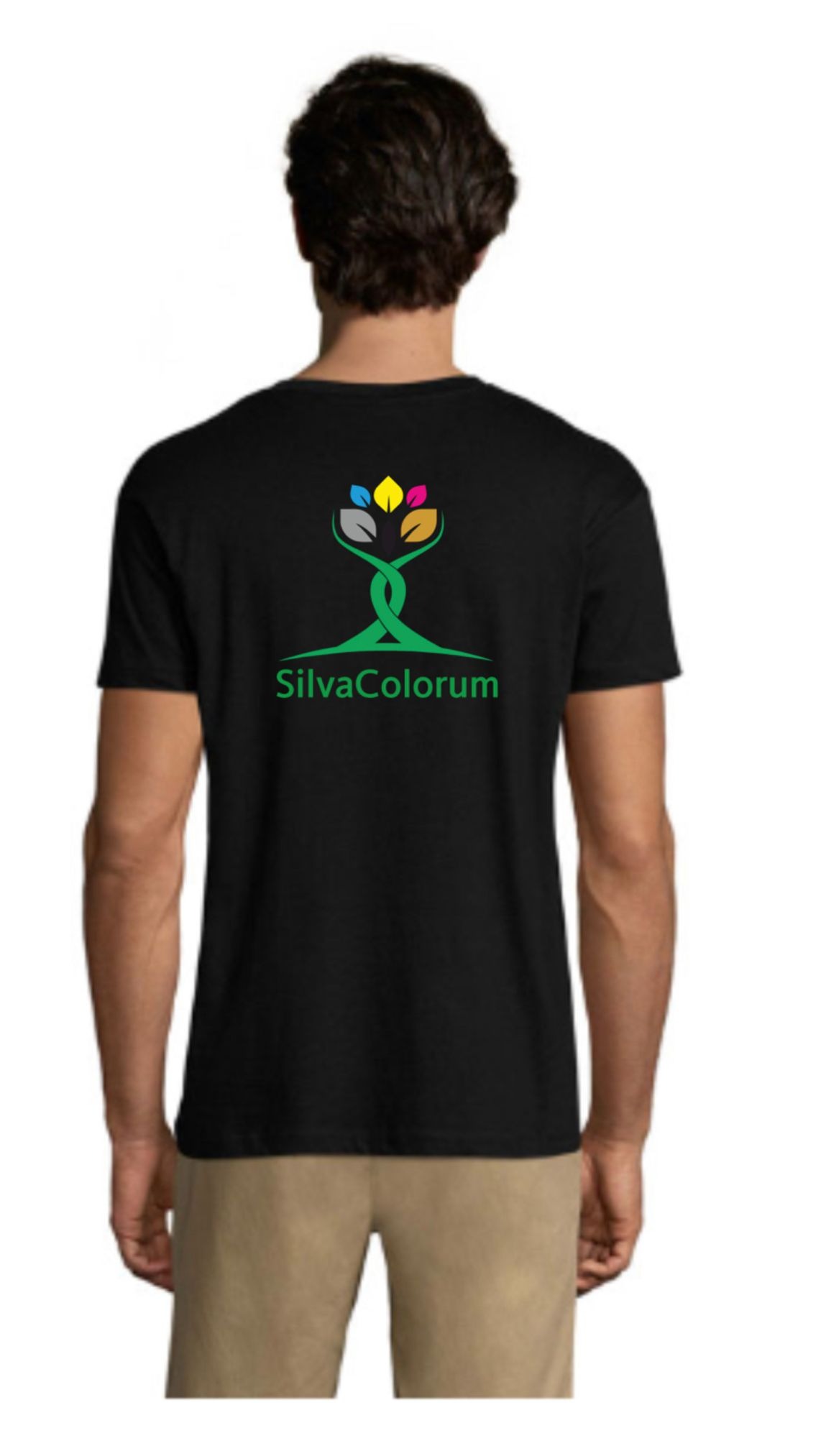 Czarna koszulka z nadrukiem logo firmy SilvaColorum na plecach mężczyzny, widok z tyłu. Logo w kształcie drzewa z kolorowymi liśćmi.