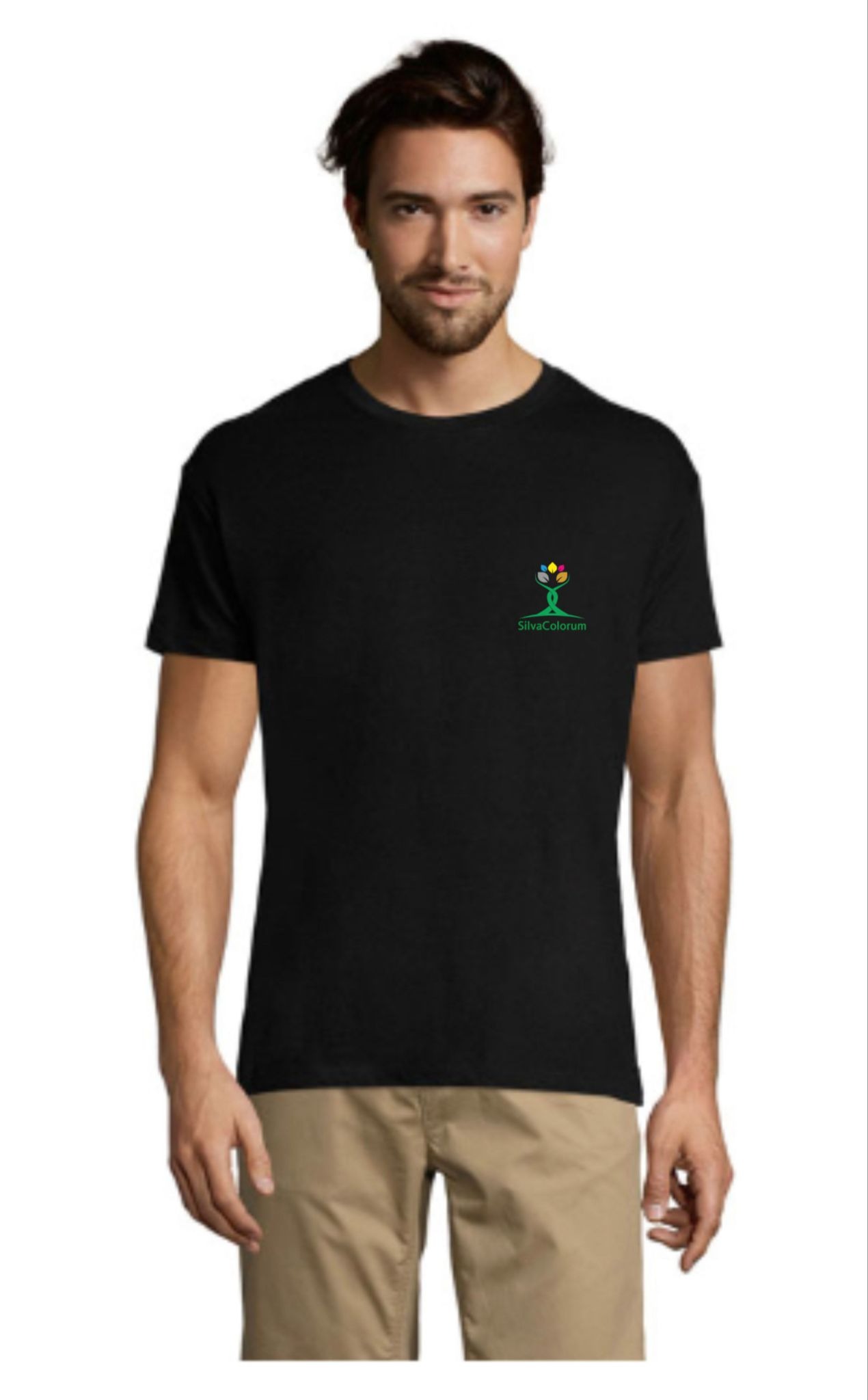 Mężczyzna w czarnym T-shircie z kolorowym, małym nadrukiem logo 'SilvaColorum' po lewej stronie klatki piersiowej, na białym tle.