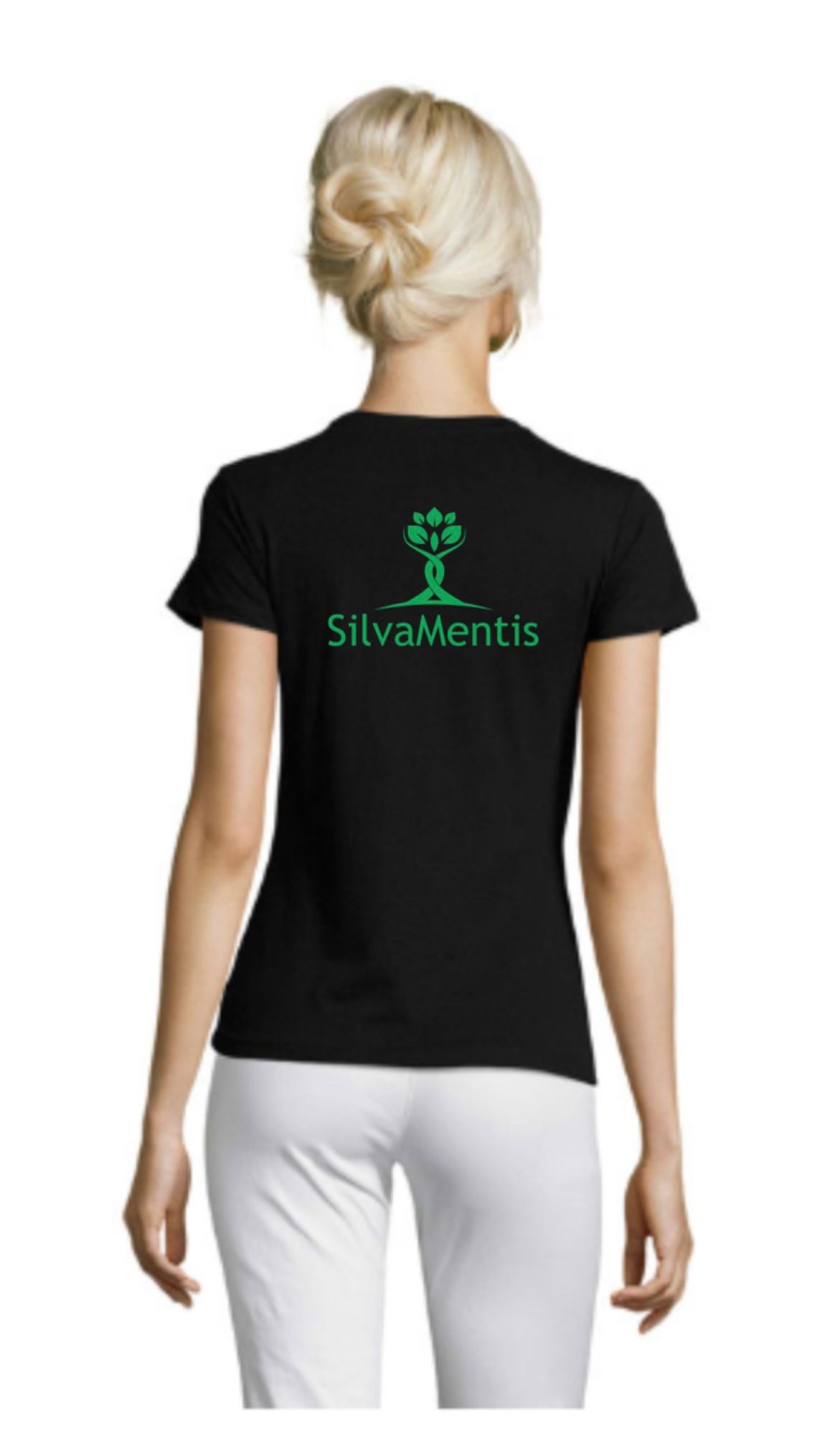 Czarna koszulka z zielonym logo SilvaMentis na plecach kobiety z blond upięciem, widok z tyłu, białe spodnie. Prezentacja nadruku na odzieży.
