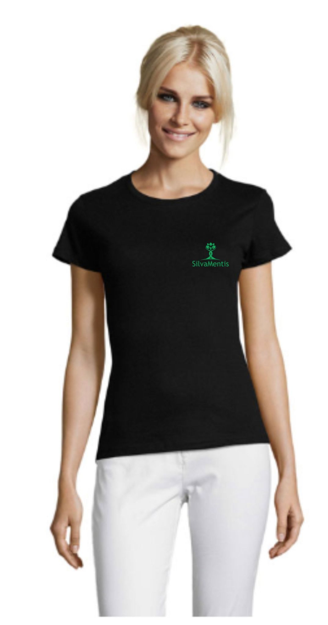 Uśmiechnięta blondynka w czarnym T-shircie z zielonym logo 'SilvaMentis' na piersi, ubrana w białe spodnie, na białym tle.