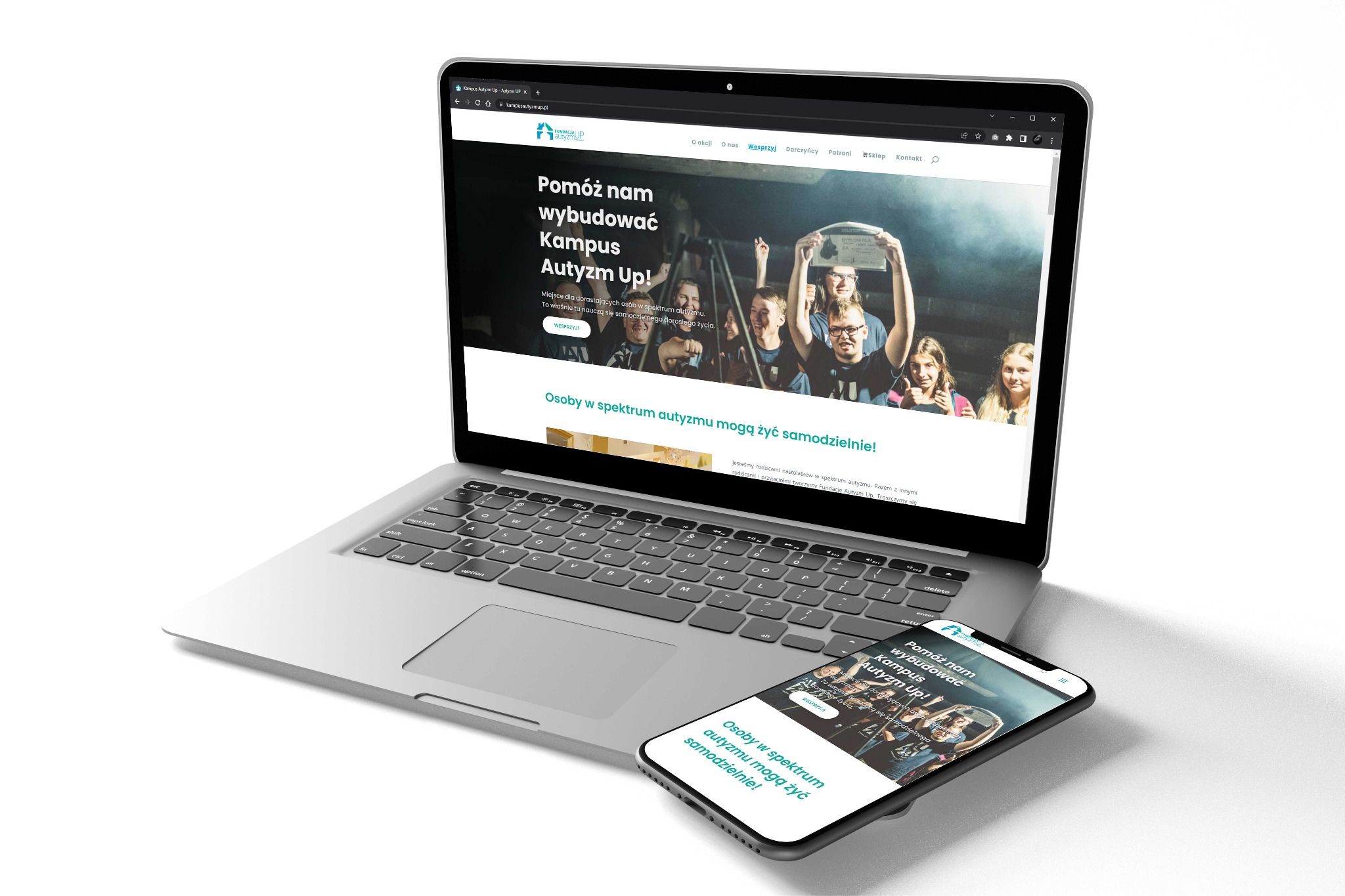 Laptop i smartfon wyświetlają stronę internetową Fundacji Autyzm Up! z hasłem 'Pomóż nam wybudować Kampus Autyzm Up!' i zdjęciem grupy osób.