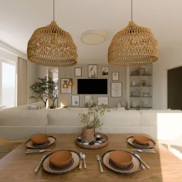 Salon z jadalnią w stylu boho: drewniany stół z nakryciem dla czterech osób, plecione lampy wiszące, beżowa sofa modułowa i galeria obrazów na ścianie.