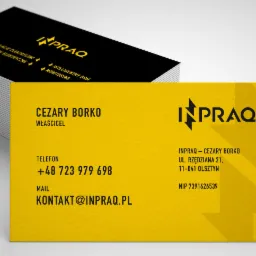 Żółto-czarne wizytówki firmy INPRAQ, oferującej usługi elektryczne i monitoring, ułożone w stos na jasnym tle. Widoczne dane kontaktowe Cezarego Borko, właściciela firmy, oraz adres i NIP.