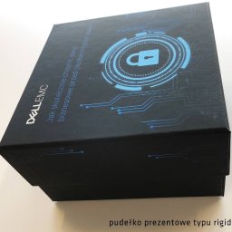 Be Honey Drukarnia - Czarne pudełko prezentowe typu rigid box z logo DellEMC i grafiką cyberbezpieczeństwa, leżące na białym tle.