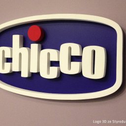 Be Honey Drukarnia - 3D logo Chicco wykonane ze styroduru i PCV, z białymi literami na niebieskim tle, otoczone białą obwódką, zamontowane na szarej ścianie.