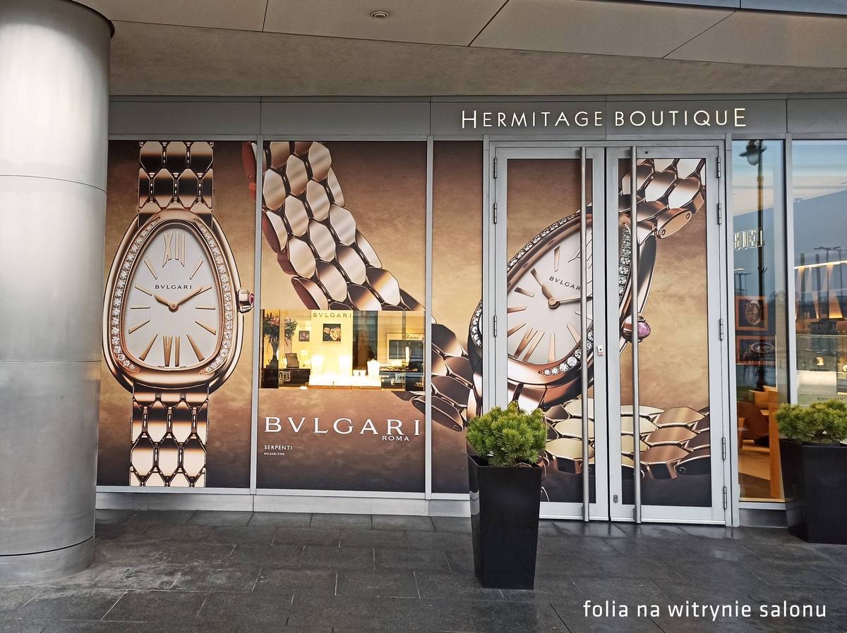 Folia na witrynie salonu Hermitage Boutique z dużym nadrukiem zegarków Bulgari Serpenti Roma.