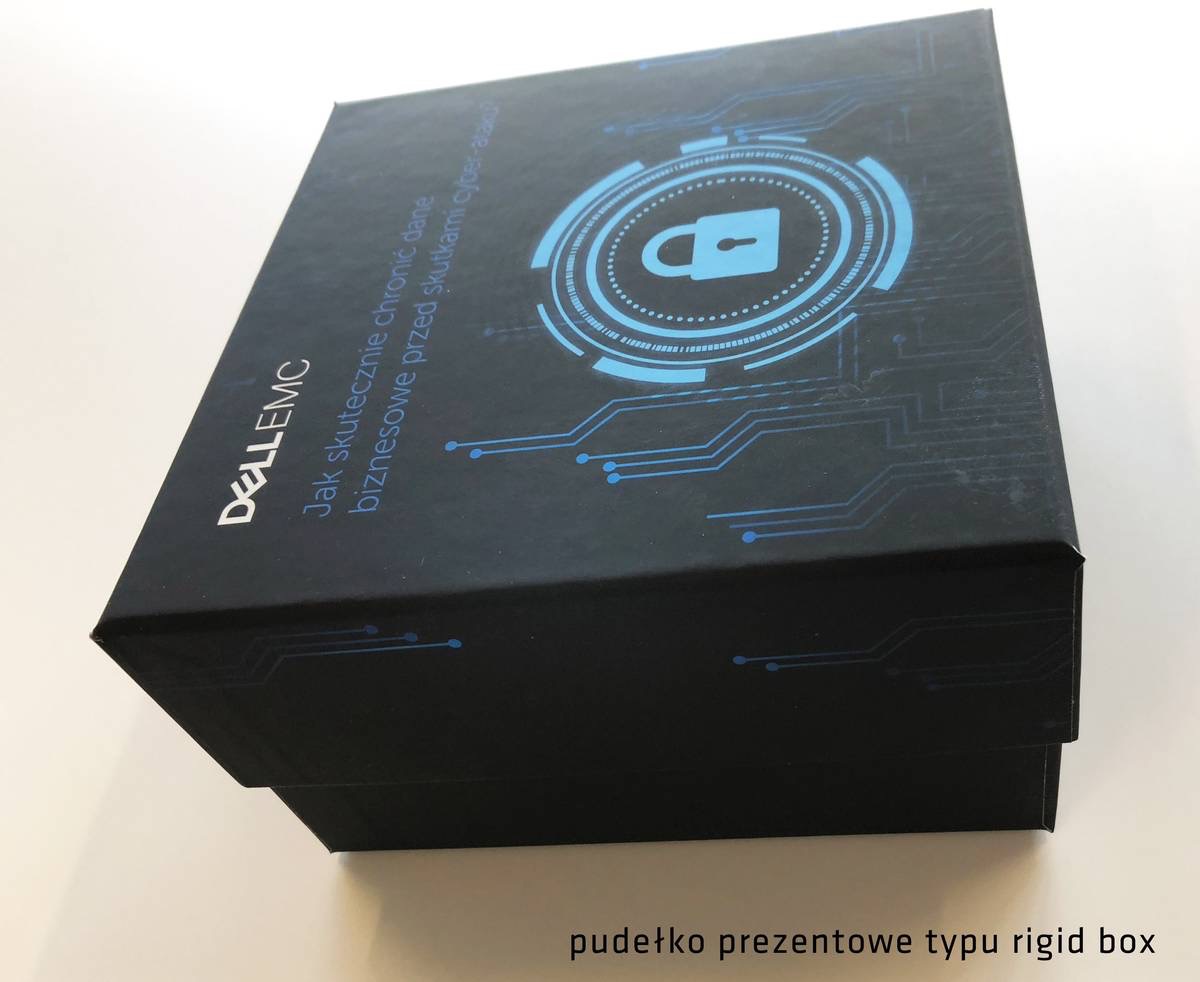 Czarne pudełko prezentowe typu rigid box z logo DellEMC i grafiką cyberbezpieczeństwa, leżące na białym tle.
