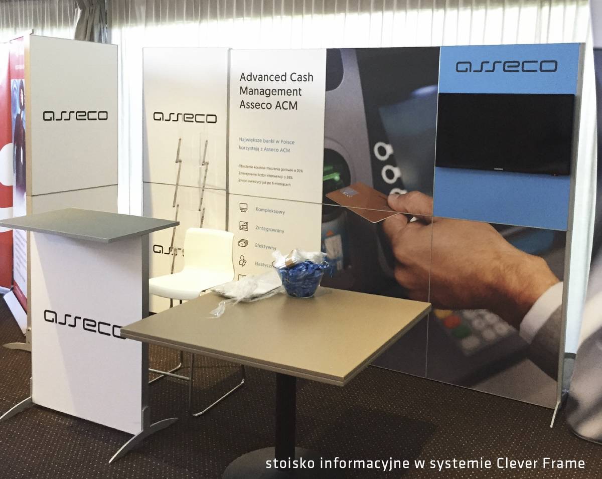 Stoisko informacyjne firmy Asseco w Warszawie na targach, z ekspozycją przedstawiającą system zarządzania gotówką i interakcję z bankomatem, wykonane w systemie Clever Frame.