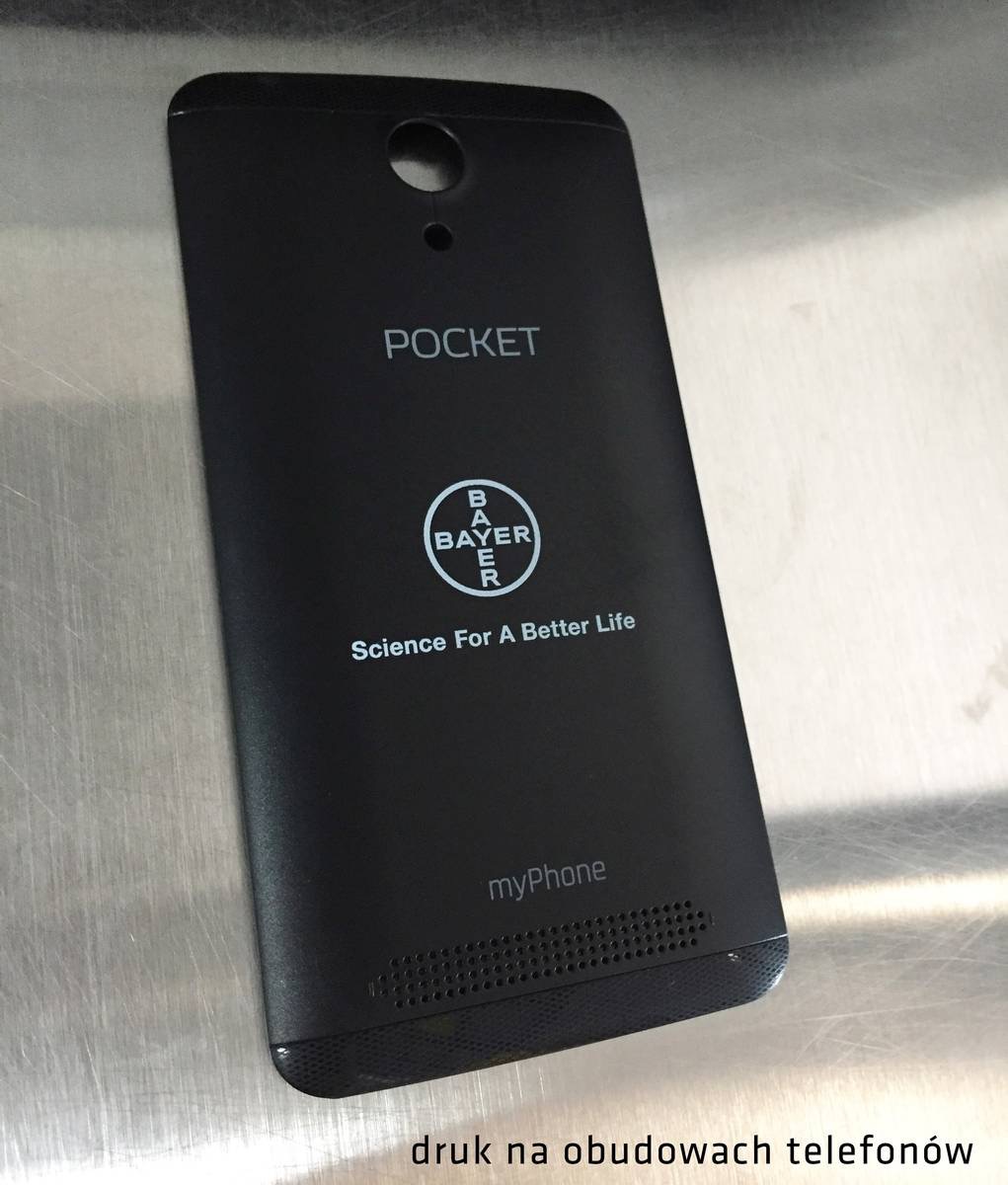 Czarna obudowa telefonu z nadrukowanym logo Bayer, napisem 'Science For A Better Life', 'POCKET' i 'myPhone', leżąca na metalowej powierzchni.