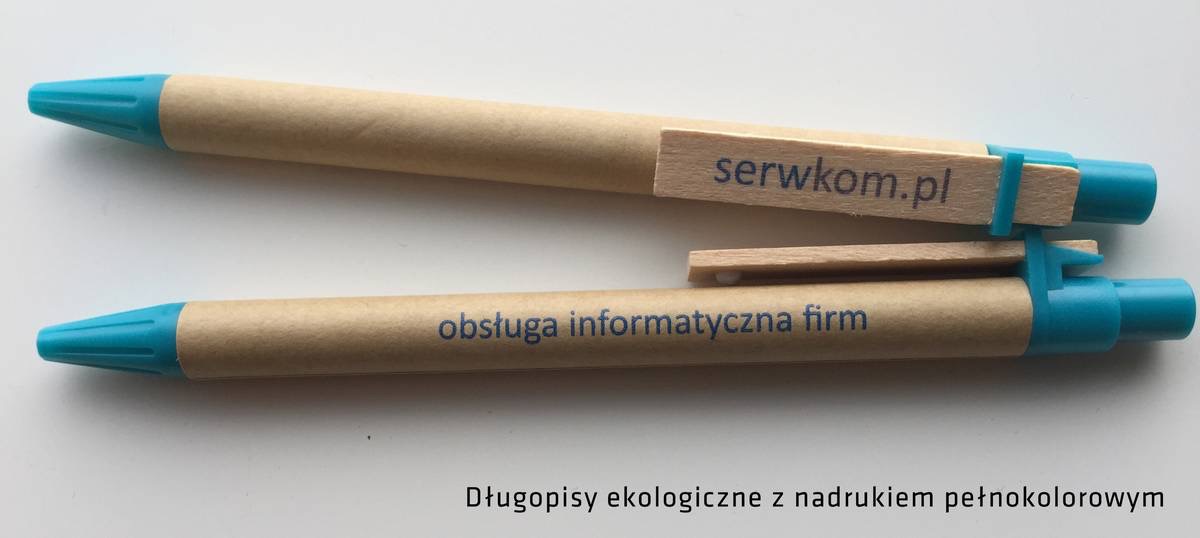 Dwa ekologiczne długopisy z niebieskimi elementami i nadrukiem reklamowym: jeden z adresem strony internetowej, drugi z napisem 'obsługa informatyczna firm'.