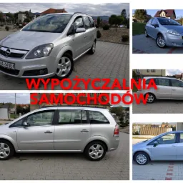 Kompozycja kilku ujęć srebrnych samochodów osobowych na brukowanym placu, w tle zabudowa mieszkalna.