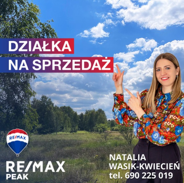 Ogłoszenie sprzedaży działki z agentką nieruchomości wskazującą palcami na napis 'Działka na sprzedaż' na tle zieleni i błękitnego nieba, logo RE/MAX w lewym dolnym rogu.