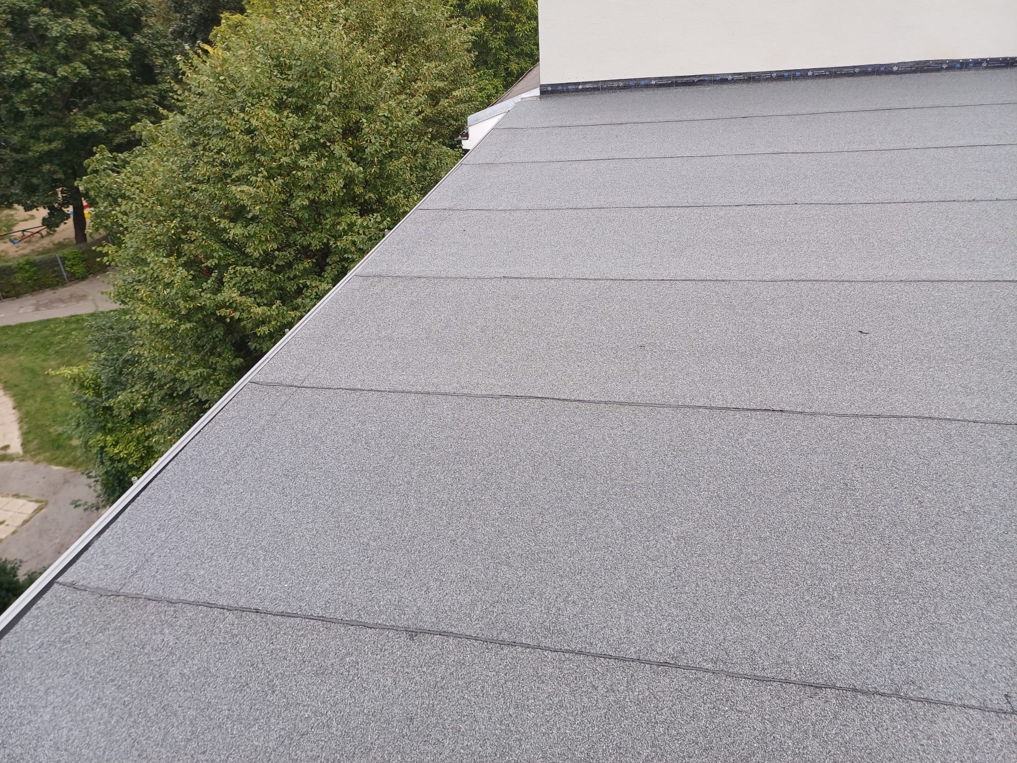 Szary, płaski dach pokryty papą termozgrzewalną, widok z góry, Przysucha.