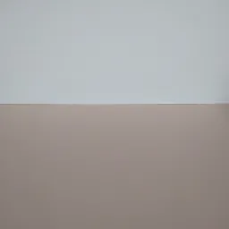 Ściana wewnętrzna pomalowana na dwa kolory: górna część na jasny odcień szarości, dolna na beżowo-brązowy. Widoczna faktura ściany.